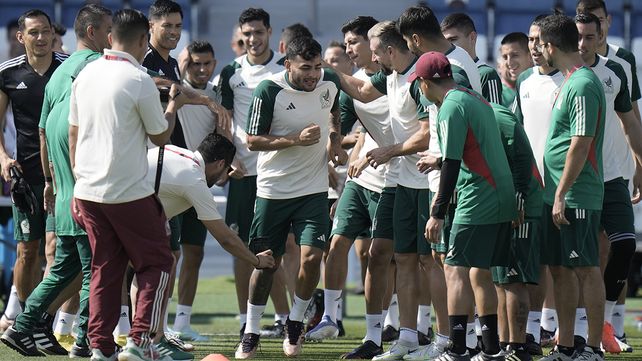 Alexis Vega de México, centro, asiste a un entrenamiento de México en la víspera del partido de fútbol del Grupo C de la Copa Mundial entre Argentina y México, en Jor, Qatar, el viernes 25 de noviembre de 2022. Foto: AP