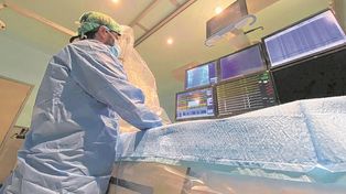 Un médico rosarino que trabaja en Madrid decide entre la vida y la muerte