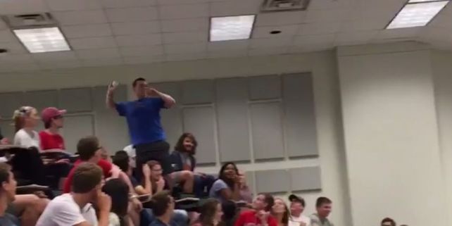 Un estudiante encestó una bola imposible y consiguió una A para toda la clase