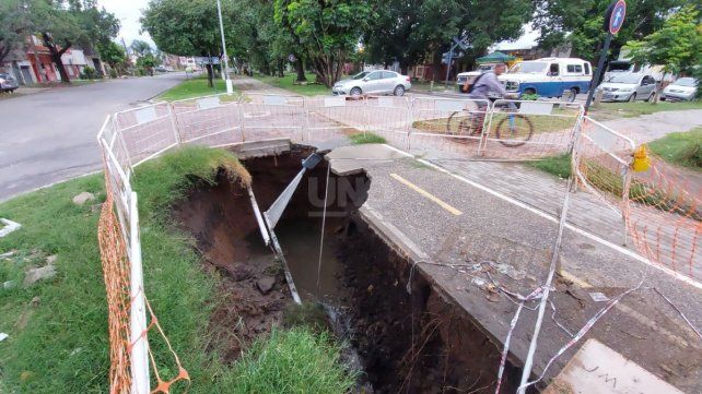 Se agrandó el socavón de Mariano Comas y crece el peligro: Las cloacas revientan