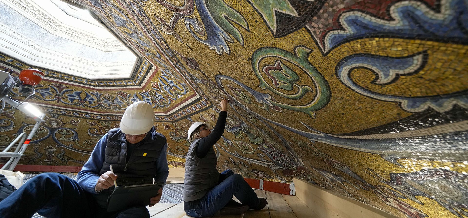 Un grupo de restauradores trabajan en la restauración de los mosaicos que adornan la cúpula de una de las iglesias más antiguas de Florencia, el baptisterio de San Juan, en Florencia, Italia central, el martes 7 de febrero de 2023. El trabajo se realizará desde un innovador andamio con forma de hongo gigante que permanecerá durante los próximos seis años en el centro de la iglesia, y que estará abierto a los visitantes permitiéndoles por primera y quizás única vez, encontrarse cara a cara con más de 1.000 metros cuadrados de preciosos mosaicos que cubren la cúpula. (Foto AP/Andrew Medichini)