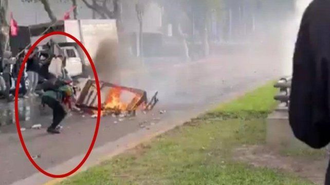 El fotógrafo Grillo en acción durante la manifestación de este miércoles