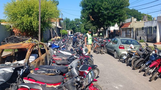 Los vehículos que fueron removidos este viernes de la seccional 12ª.
