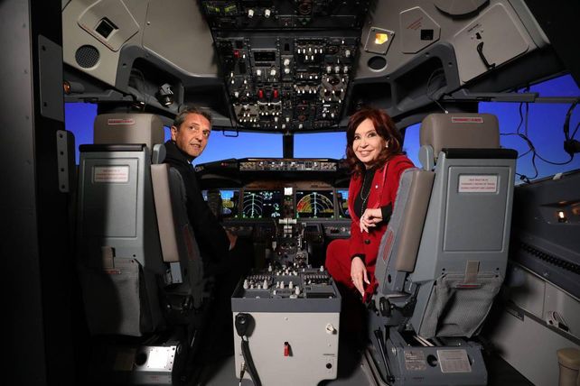 Pilotos. Massa y Cristina en un simulador de Aerolíneas