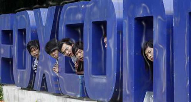 Una empresa en China sube sueldos por ola de suicidios