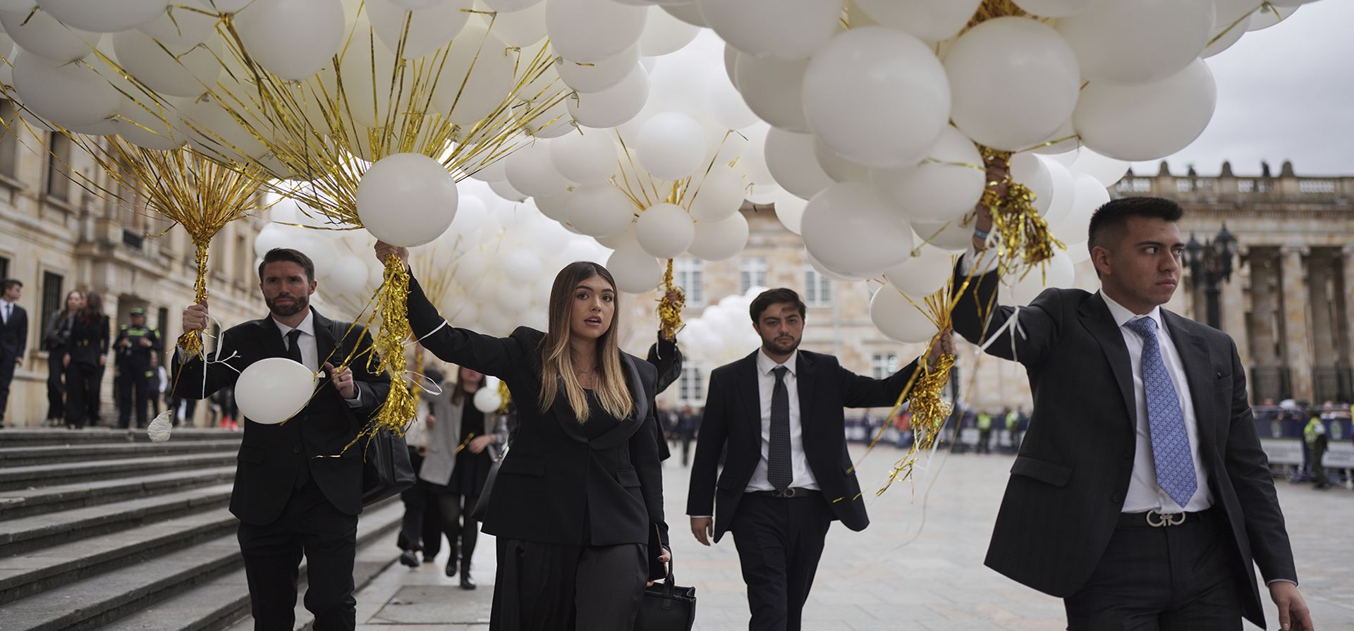 Dolientes llevan globos a la catedral de Bogotá, Colombia, antes del funeral del aspirante presidencial y senador opositor Miguel Uribe, quien falleció por heridas de bala sufridas en un mitin político el miércoles 13 de agosto de 2025. (Foto AP/Ivan Valencia) Dolientes llevan globos a la catedral de Bogotá, Colombia, antes del funeral del aspirante presidencial y senador opositor Miguel Uribe, quien falleció por heridas de bala sufridas en un mitin político el miércoles 13 de agosto de 2025. (Foto AP/Ivan Valencia)