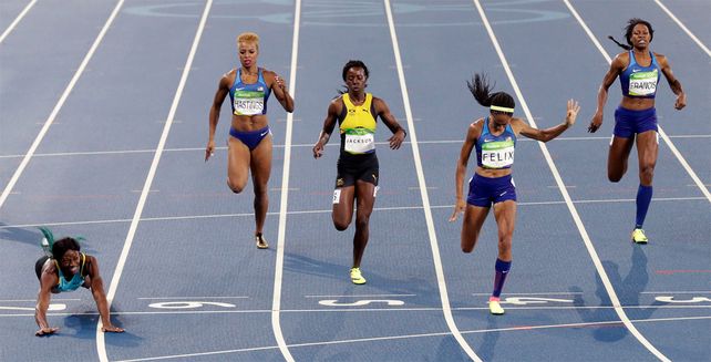 Una caída que vale oro: Miller, de Bahamas, ganó los 400 metros en un final increíble
