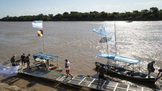 Remada en defensa del río Paraná: la travesía llega a la capital entrerriana