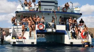 Las fiestas en los barcos compiten con los bares de canilla libre