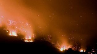 Las cenizas volc&aacute;nicas complican las tareas para combatir el fuego en Chubut