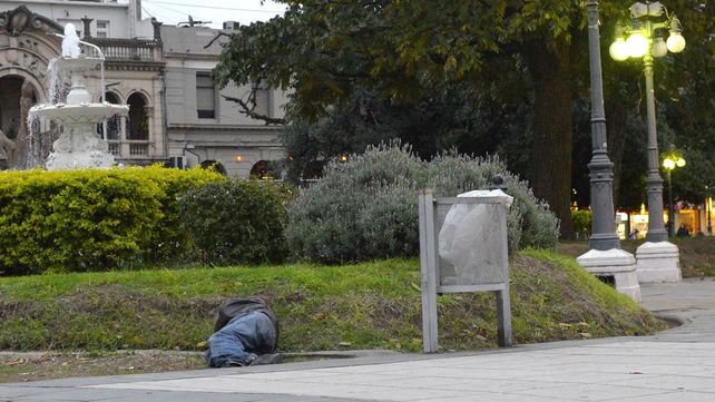 Un hombre vencido por el consumo de alcohol el miércoles en la plaza 1°de Mayo.&nbsp; 