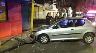 Se observan daños en el kiosco donde se incrustó el auto