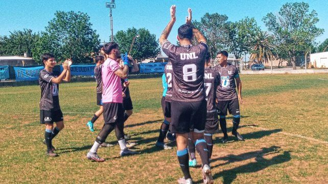 Universidad ganó en la Colonia San José y festejó el pasaje a octavos de final del Clausura.