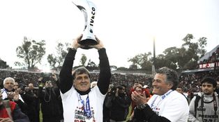 Gerardo Martino alza el trofeo de la consagración