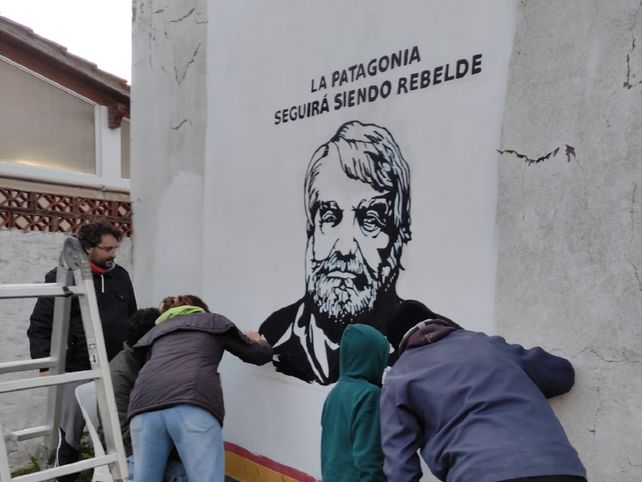 La Biblioteca Popular General José de San Martín cumplió 106 años y para festejar la comisión decidió realizar una pintada en homenaje a Osvaldo Bayer