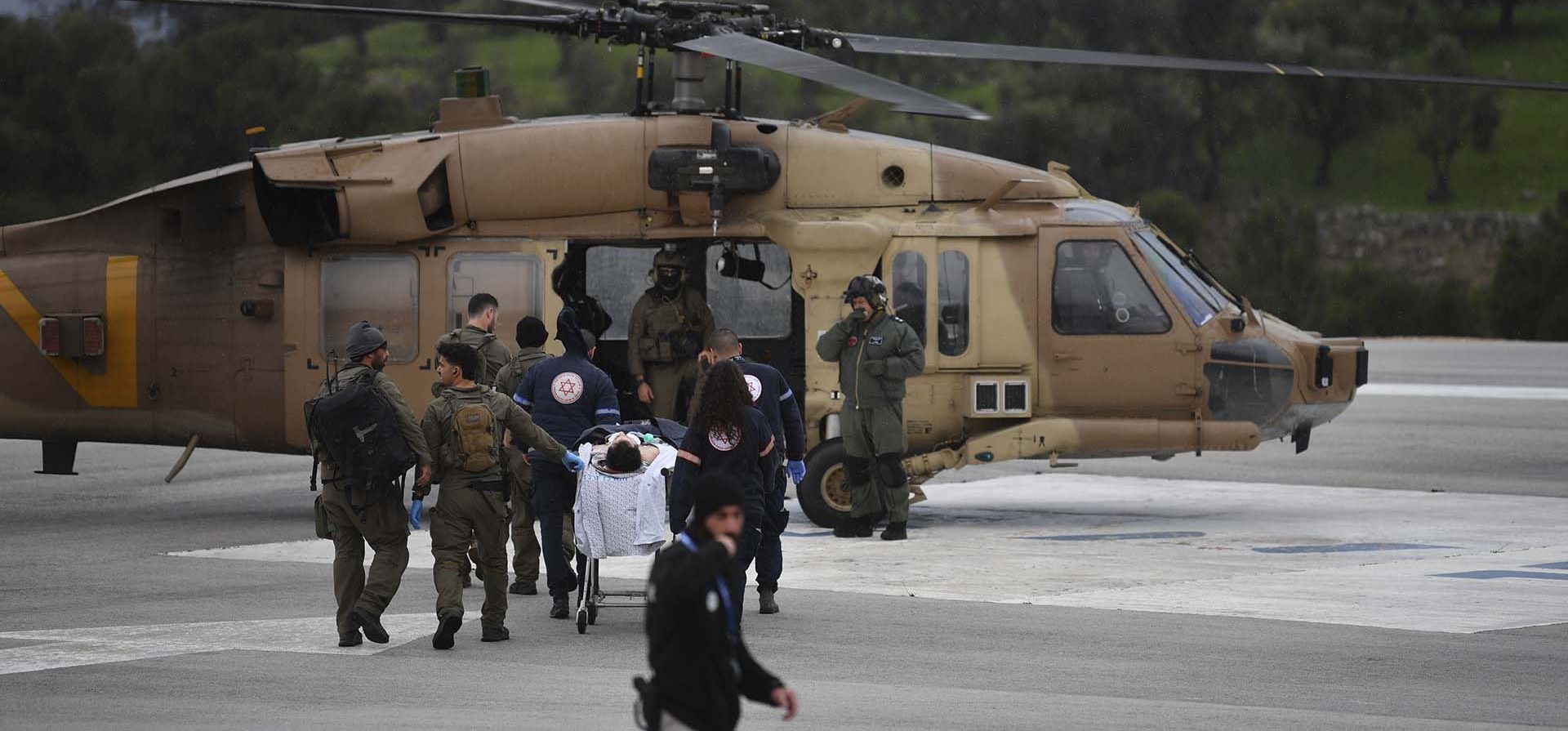 Un equipo médico israelí evacua a una persona herida por un cohete disparado desde el Líbano en el hospital Ziv en Safed, norte de Israel, el miércoles 14 de febrero de 2024.(Foto AP/Gil Eliyahu) Un equipo médico israelí evacua a una persona herida por un cohete disparado desde el Líbano en el hospital Ziv en Safed, norte de Israel, el miércoles 14 de febrero de 2024.(Foto AP/Gil Eliyahu)
