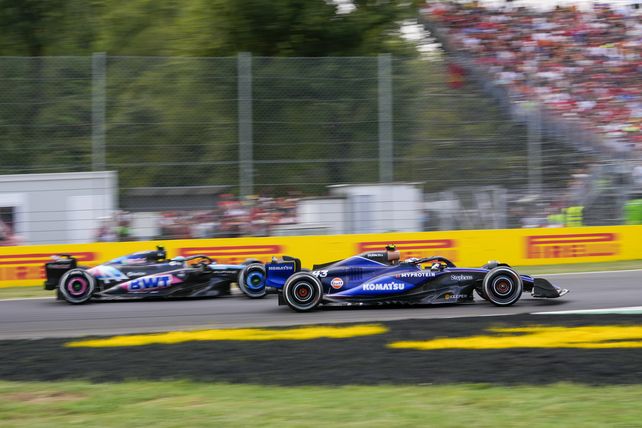 Gran superación de Colapinto a Pierre Gasly al final de la recta principal de Monza. Un debut que ya sembraba ilusión.