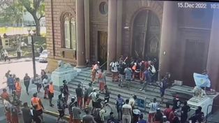 La última marcha de los portuarios derivó en una violenta ocupación de la Municipalidad. También hubo una violencia irrupción en el Concejo.