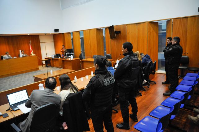 Priscila Denoya junto a su abogado