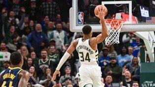 Un increíble Antetokounmpo llevó a los Bucks a la punta del Este en la NBA