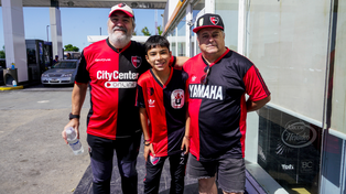 Los hinchas, con las inconfundibles camisetas y gorros, hicieron un alto en una estación de servicio durante el trayecto hacia la cancha de Colón.