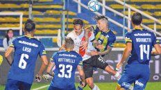 Gol en contra. Damián Martínez cabecea hacia el arco de Miño y anota el segundo de River. Laso, Botinelli y Novaretti sufren y siguen la jugada. Gol en contra. Damián Martínez cabecea hacia el arco de Miño y anota el segundo de River. Laso, Botinelli y Novaretti sufren y siguen la jugada.