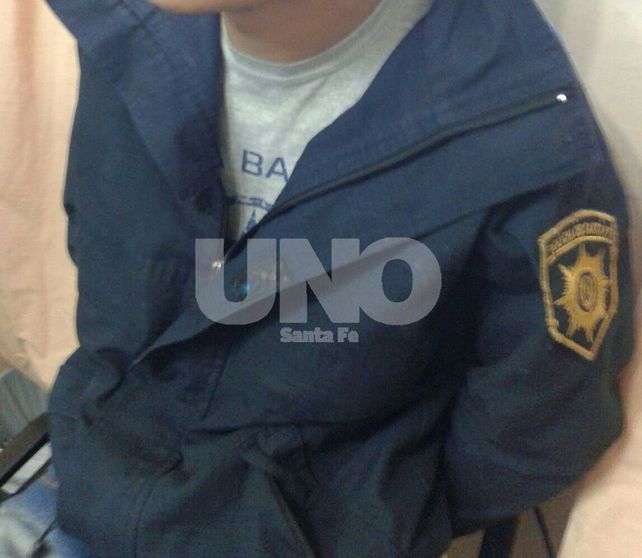 Impostor. El jueves la PDI lo detuvo frente a la cancha de Unión con una campera de la policía.