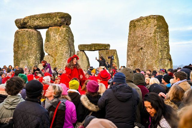 Miles de personas celebraron el amanecer del solsticio de invierno en Stonehenge