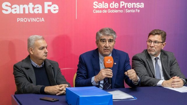 El ministro de Gobierno e Innovaci&oacute;n P&uacute;blica provincial, Fabi&aacute;n Bast&iacute;a, al recibir el an&aacute;lisis para la reforma previsional.