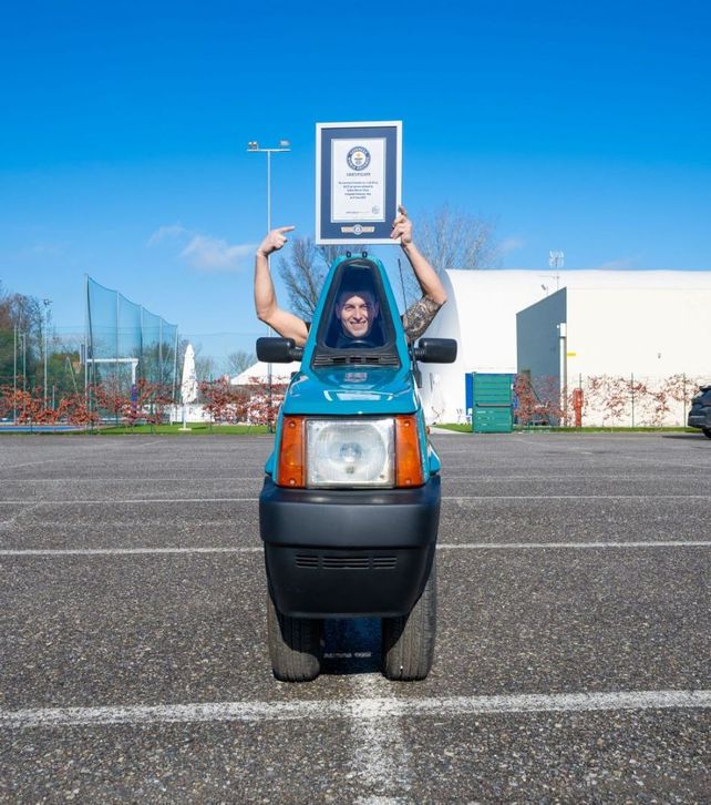 Andrea Marazzi posó en su Fiat Panda con la placa del récord Guinness.