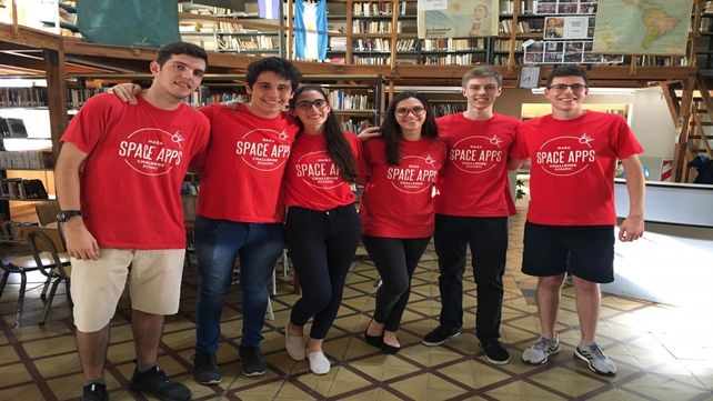 El grupo de jóvenes estudiantes rosarinos que viajó al Kennedy Space Center, en Florida, Estados Unidos.