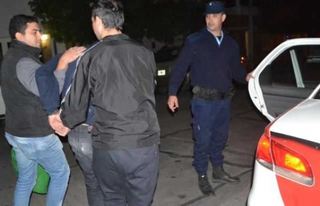 Los delincuentes fueron capturados por los policías de civil. (Foto: Villa María Vivo)