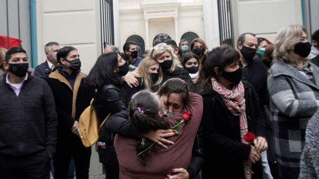 Una huertera y una militante se unen en llanto en la vereda del Pasaje Alvarez