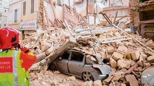 Caen dos edificios en Marsella y buscan a nueve desaparecidos