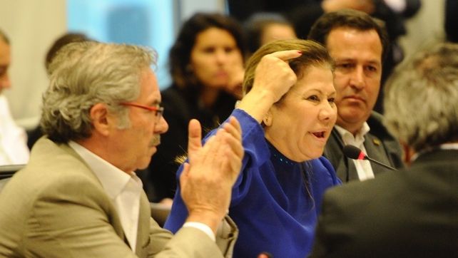 Felipe Solá aplaude a Graciela Camaño durante el debate sobre las tarifas en la Comisión de Presupuesto