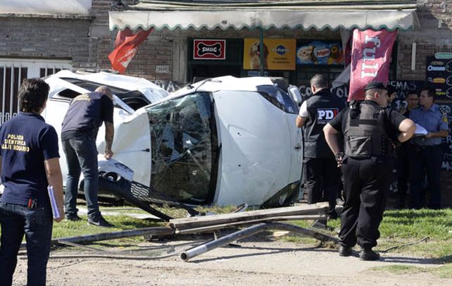 Elocuente. Así quedó el Renault Sandero luego de destrozar la garita de colectivos e impactar contra un comercio de la esquina. (foto: Celina Mutti Lovera)