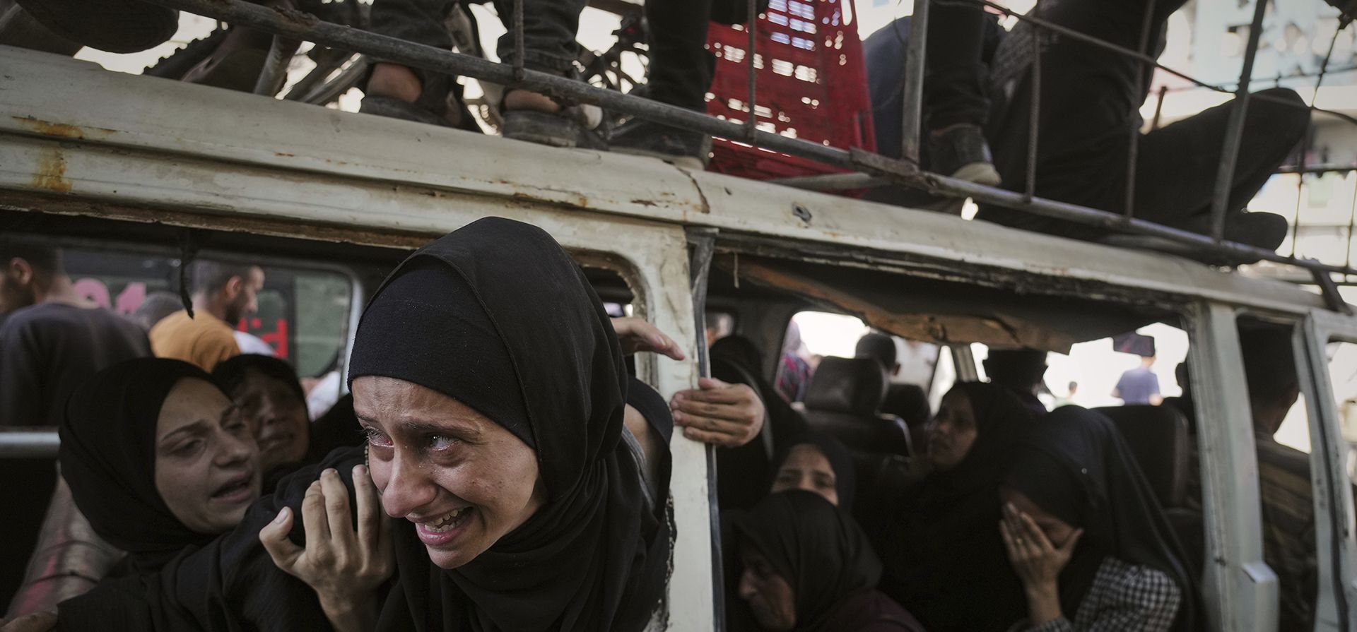 Palestinos lloran a sus familiares muertos en un bombardeo del ejército israelí en Gaza, en el Hospital Shifa de la ciudad de Gaza, el martes 22 de julio de 2025. (Foto AP/Jehad Alshrafi) Palestinos lloran a sus familiares muertos en un bombardeo del ejército israelí en Gaza, en el Hospital Shifa de la ciudad de Gaza, el martes 22 de julio de 2025. (Foto AP/Jehad Alshrafi)