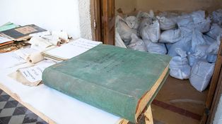 Haciendo limpieza, un inquilino encontró valiosos documentos vinculados a la última dictadura