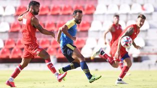 Lucas Gamba intenta agredir el área de Unión.