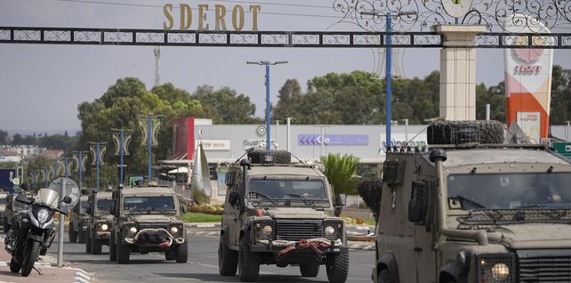 Una columna del ejército israelí llega a Sderot
