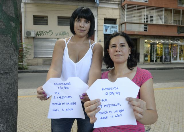 Unidas. Victoria y Débora posan frente a la casa en la que una partera