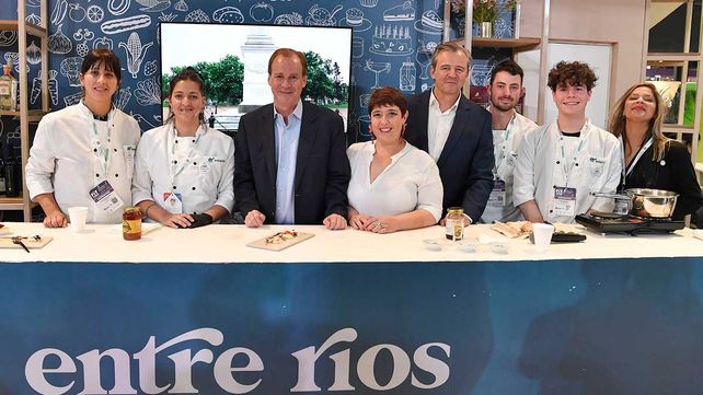 Los jóvenes de Concepción del Uruguay presentaron su plato en la Feria de Turismo.