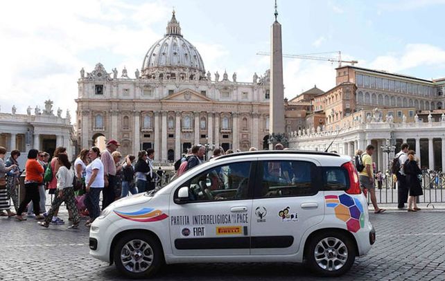 Familiar. El Panda es un auto de baja gama muy querido por los italianos y que Francisco utilizó al visitar Asís.