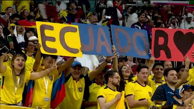 Hinchas ecuatorianos durante el Mundial Qatar 2022. Ahora la Fifa sancionó a la liga ecuatoriana por sus cánticos.