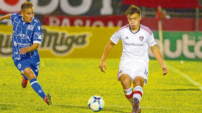 En el Coloso. Lisandro Martínez jugó en la derrota leprosa ante Godoy Cruz en junio de 2017.