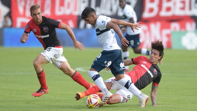También se tira al piso. Maximiliano Comba intenta llevarla ante la marca de Mauro Formica