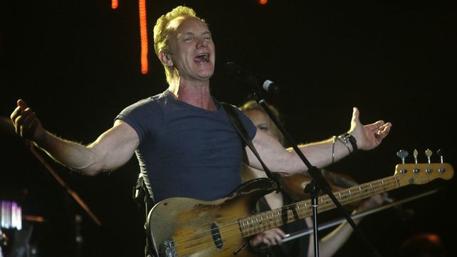 Sting llamó a un minuto de silencio antes de comenzar el show.