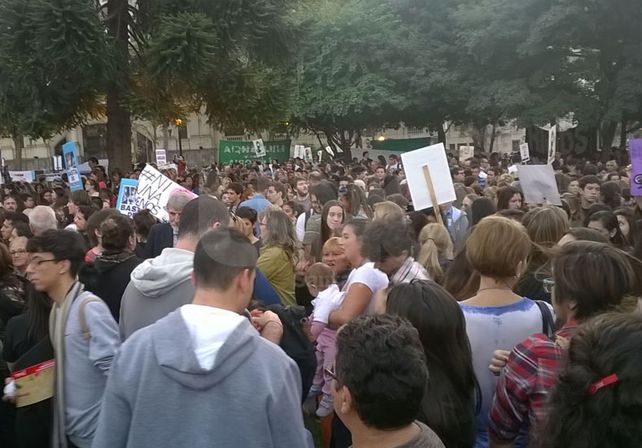 A plaza llena, el grito de los santafesinos contra la violencia machista se hizo escuchar