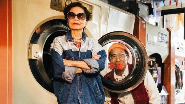 Dos adultos mayores de Taiwan se volvieron tendencia en redes posando con ropa abandonada en su negocio.