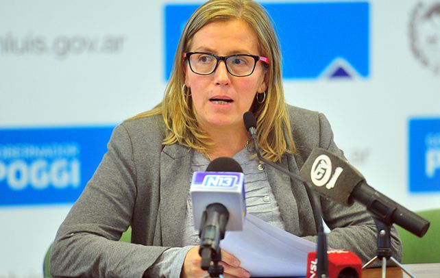Adelaida Muñiz es cuestionada por ordenar arrancar una página.